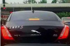 車主將車標志換成自己名字，