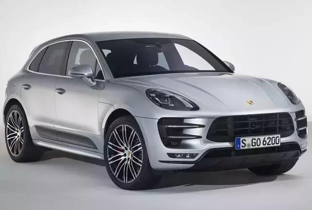 車主將車標(biāo)志換成自己名字，并且在車牌下還安裝88888“牌照”！