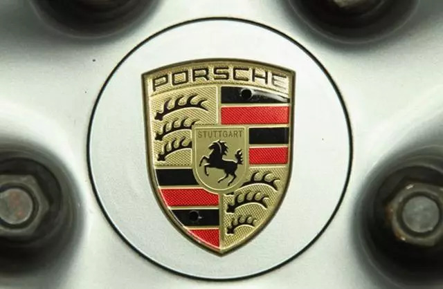 意大利汽車品牌果然任性，這款車的LOGO竟有吃人畫面