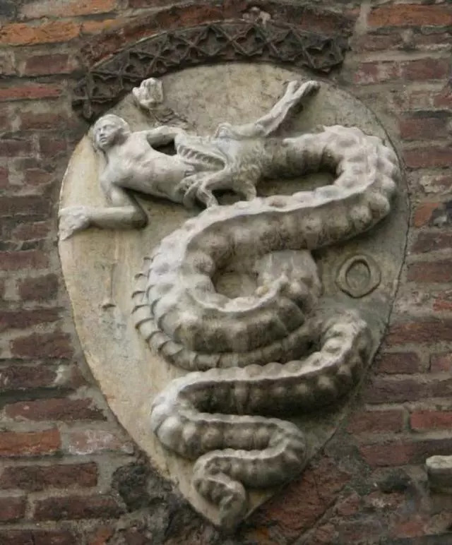 意大利汽車品牌果然任性，這款車的LOGO竟有吃人畫面