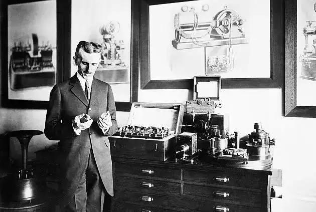 特斯拉汽車的 LOGO 到底是啥意思？