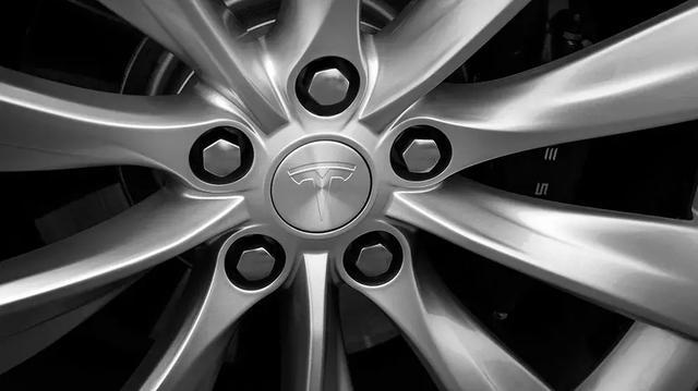 特斯拉汽車的 LOGO 到底是啥意思？
