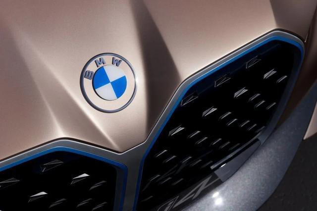 別看不起國產(chǎn)車標了！保時捷舊logo還不如寶駿，寶馬的舊車標更丑