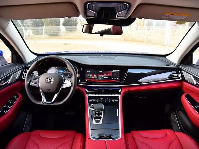 把內飾LOGO擋住，完全看不出這是款10萬的車！