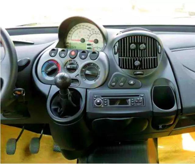 把內飾LOGO擋住，完全看不出這是款10萬的車！