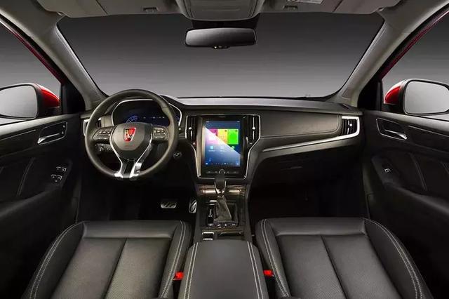 把內飾LOGO擋住，完全看不出這是款10萬的車！