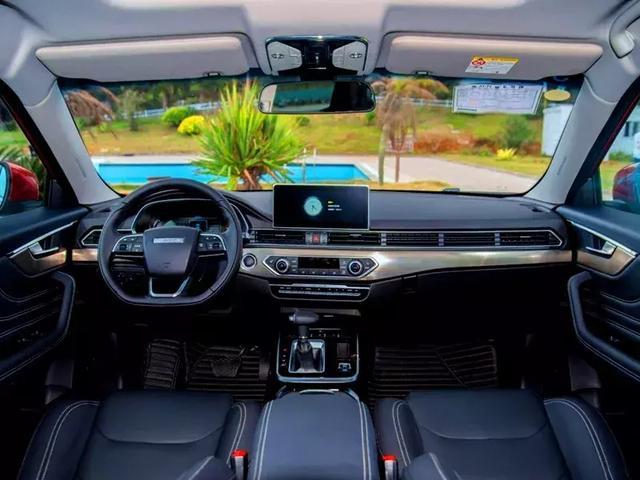 把內飾LOGO擋住，完全看不出這是款10萬的車！