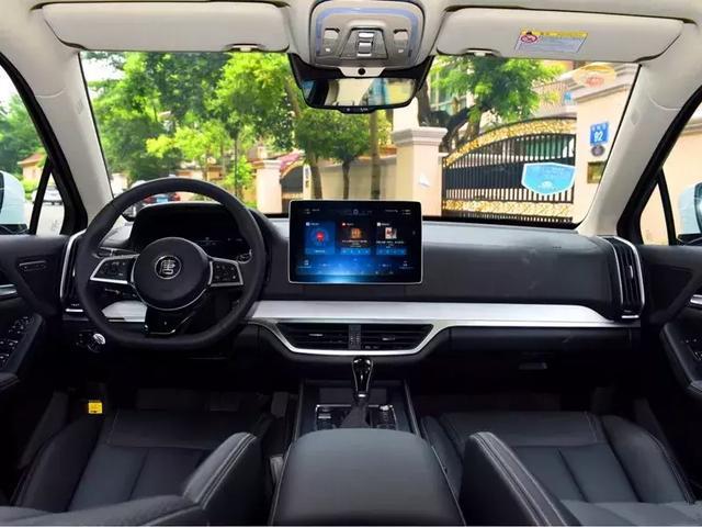 把內飾LOGO擋住，完全看不出這是款10萬的車！