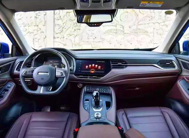 把內飾LOGO擋住，完全看不出這是款10萬的車！