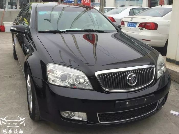 看外形是別克，車標卻是獅子，一樣的車，為啥用不同的LOGO