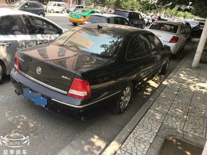 看外形是別克，車標卻是獅子，一樣的車，為啥用不同的LOGO