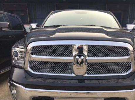  幾個“動物”標(biāo)志的汽車，看起請自覺避開，這個賓利也怕