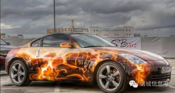 厲害了！汽車標志新玩法，柳市街頭偶遇馬自達變身“貓頭鷹 ”