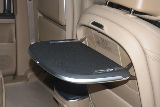 要不是那個Logo，這臺車的氣場可趕得上那百萬豪車了