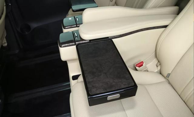 要不是那個Logo，這臺車的氣場可趕得上那百萬豪車了