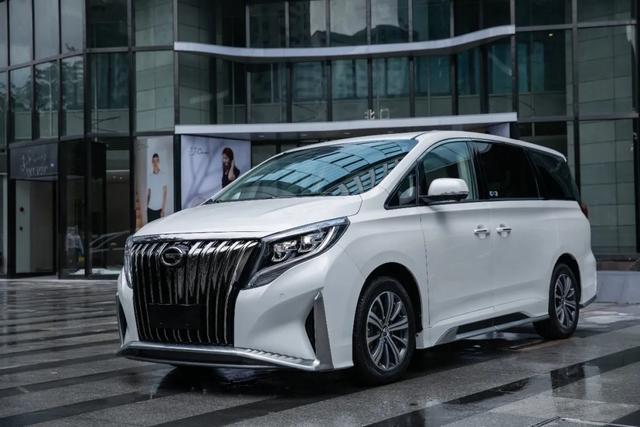 要不是那個Logo，這臺車的氣場可趕得上那百萬豪車了