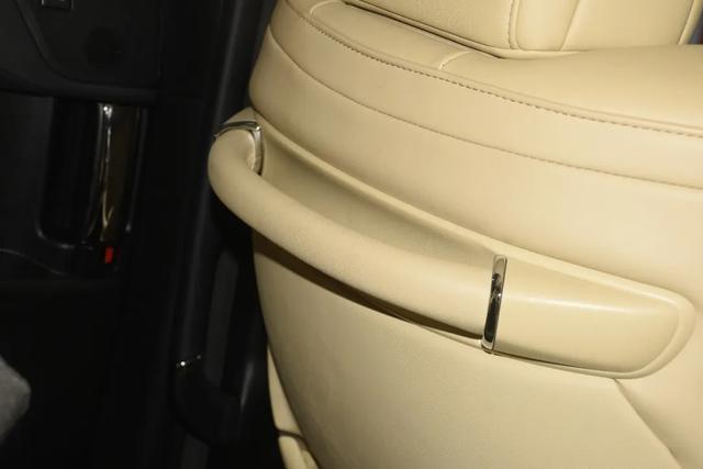 要不是那個Logo，這臺車的氣場可趕得上那百萬豪車了