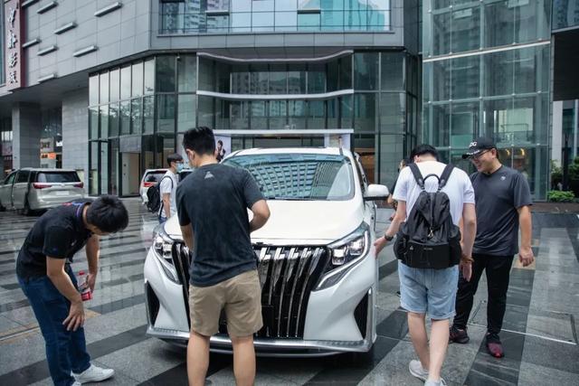 要不是那個Logo，這臺車的氣場可趕得上那百萬豪車了