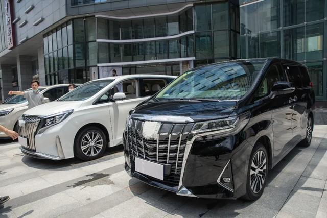 要不是那個Logo，這臺車的氣場可趕得上那百萬豪車了