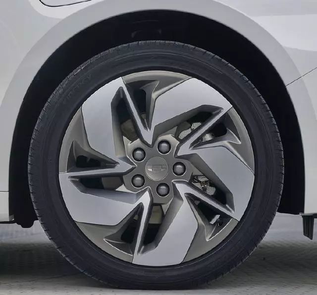 更換LOGO設計，吉利純電轎車Ge11實車圖曝光，有望在明年上市銷售