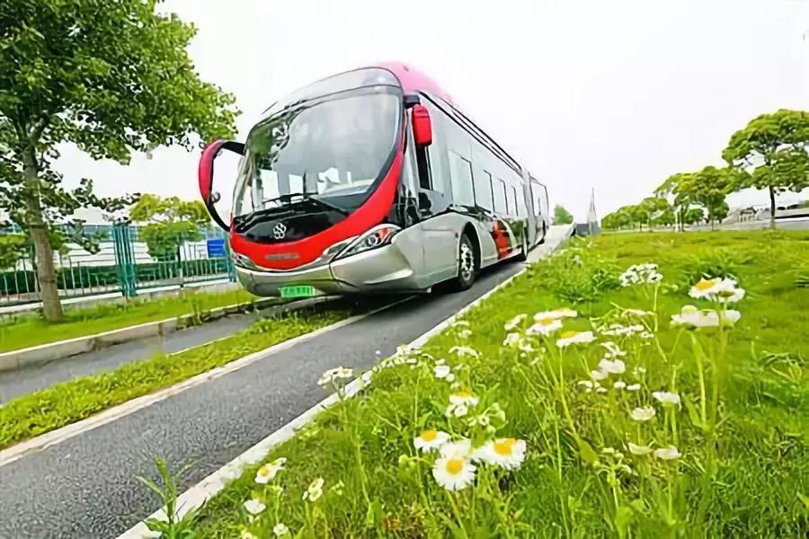 上海無人駕駛公交車造型亮相，五環logo酷似董明珠銀隆造車logo