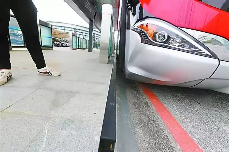 上海無人駕駛公交車造型亮相，五環logo酷似董明珠銀隆造車logo