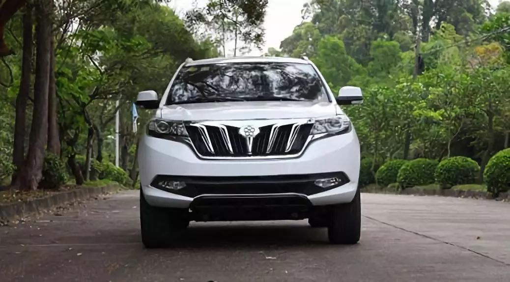 上海無人駕駛公交車造型亮相，五環logo酷似董明珠銀隆造車logo