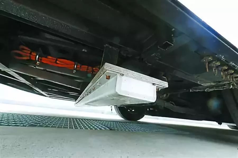 上海無人駕駛公交車造型亮相，五環logo酷似董明珠銀隆造車logo