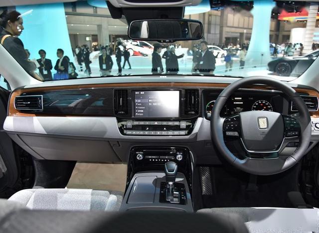 掛鳳凰標志的豐田車，全國不超20臺，開出來勞斯萊斯都得讓路