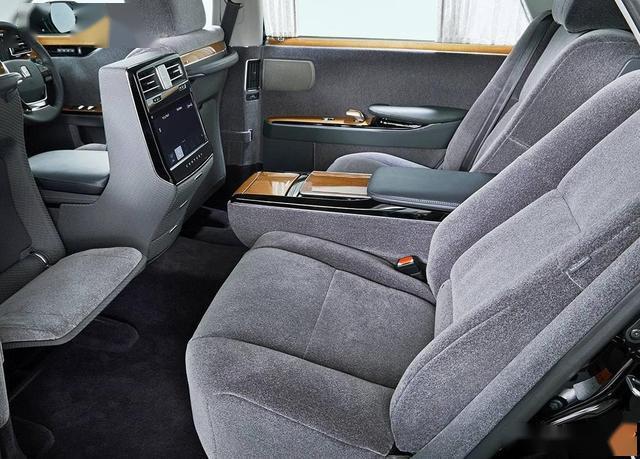 掛鳳凰標志的豐田車，全國不超20臺，開出來勞斯萊斯都得讓路