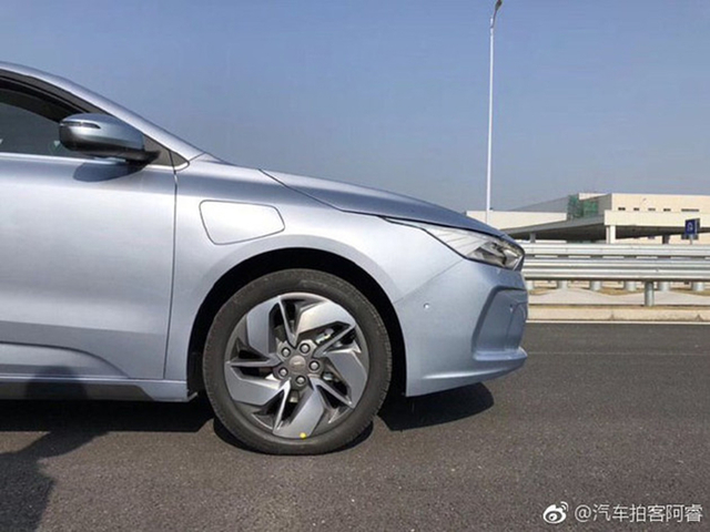 吉利Ge11無偽實車圖 全新LOGO/明年上市