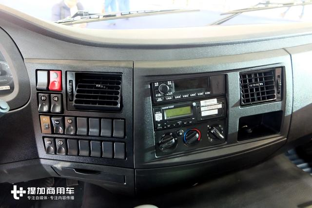 東風新推出的卡車品牌，LOGO很怪異，大家看看這內飾還行嗎？
