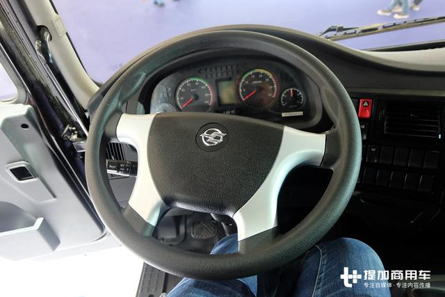 東風新推出的卡車品牌，LOGO很怪異，大家看看這內飾還行嗎？