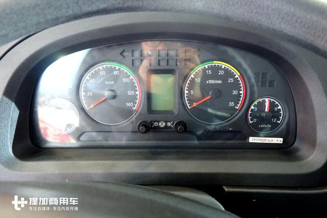 東風新推出的卡車品牌，LOGO很怪異，大家看看這內飾還行嗎？