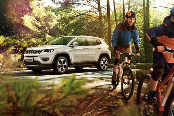 SUV 車身上這個標志，是美國軍方對越野車能力認證