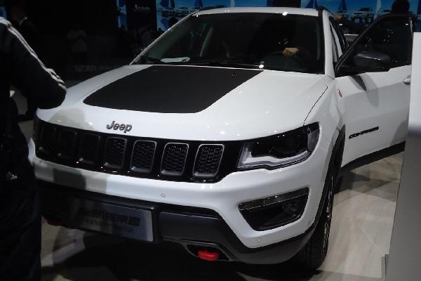 SUV 車身上這個標志，是美國軍方對越野車能力認證