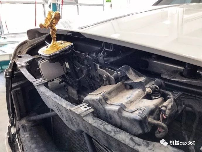 勞斯萊斯車標一碰自動收回，怎么做到的？