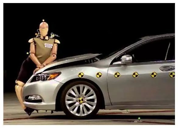 勞斯萊斯車標一碰自動收回，什么原理？