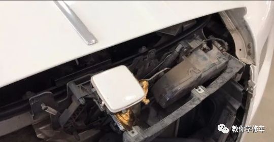 勞斯萊斯車標一碰自動收回，什么原理？