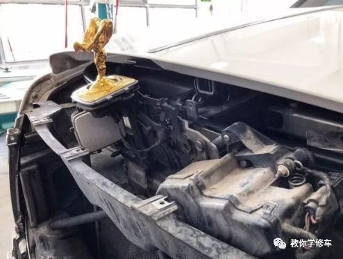 勞斯萊斯車標一碰自動收回，什么原理？