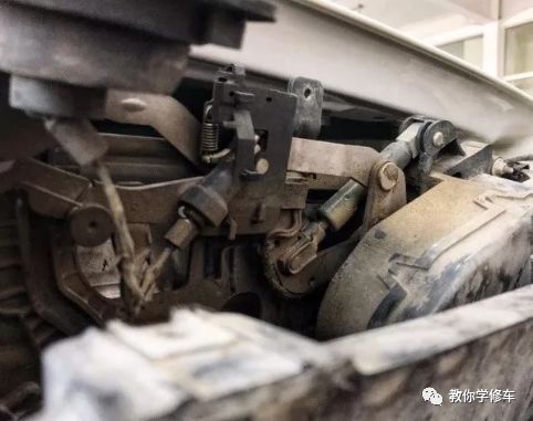 勞斯萊斯車標一碰自動收回，什么原理？