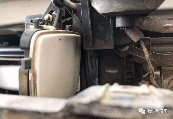 勞斯萊斯車標一碰自動收回，什么原理？