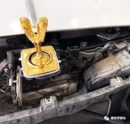 勞斯萊斯車標一碰自動收回，什么原理？