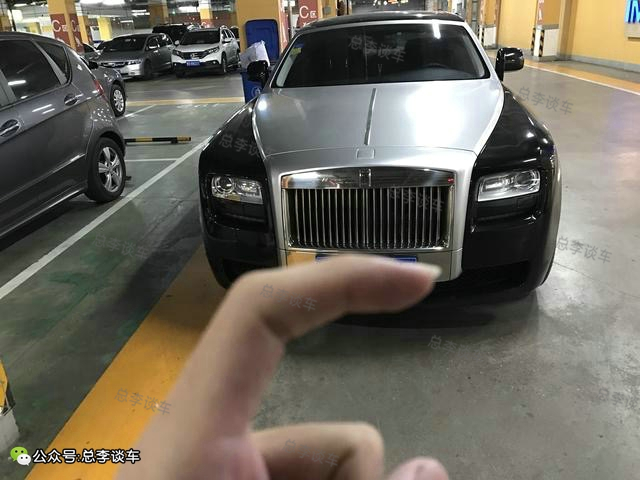 買輛奔馳，看別人的車標(biāo)能擰下來，不敢開車出門了