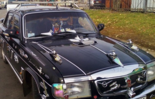 這是一輛貼滿大量車標的車！根本區分不出哪個是真的車標！