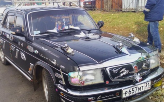 這是一輛貼滿大量車標的車！根本區分不出哪個是真的車標！