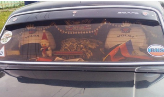 這是一輛貼滿大量車標的車！根本區分不出哪個是真的車標！