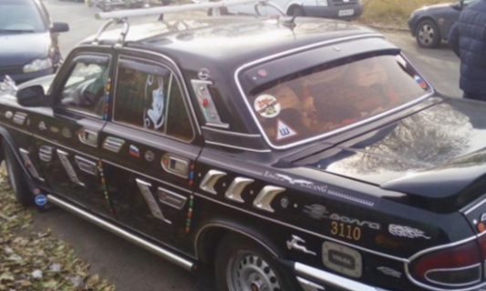 這是一輛貼滿大量車標的車！根本區分不出哪個是真的車標！