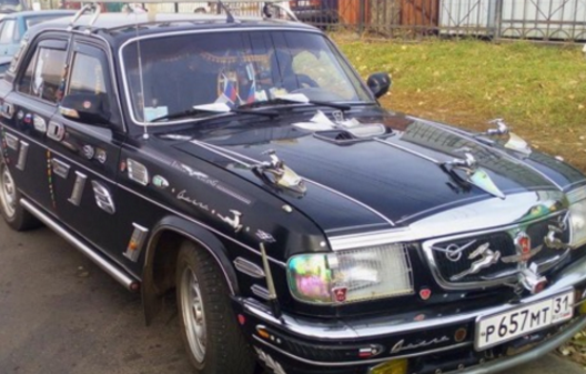 這是一輛貼滿大量車標的車！根本區分不出哪個是真的車標！