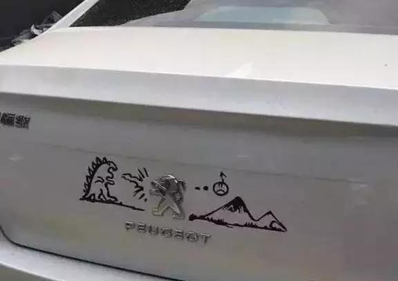你見過哪些搞笑的車標(biāo)改裝？網(wǎng)友：較服那個穿著衣服的車標(biāo)！